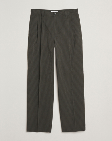 Heren | Broeken met trekkoord | Maison Kitsuné | Relaxed Seersucker Pleated Trousers Ranger Green
