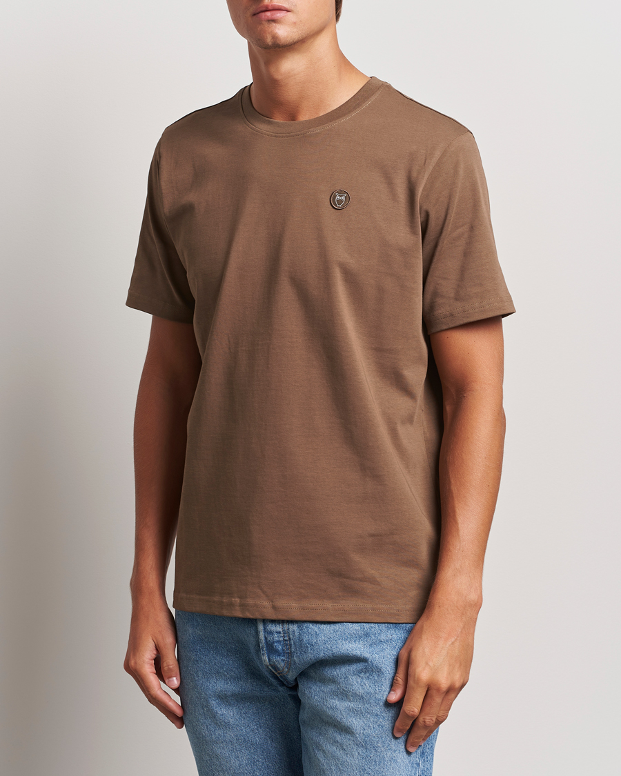 Heren | T-shirts | KnowledgeCotton Apparel | Loake Badge T-Shirt Brown