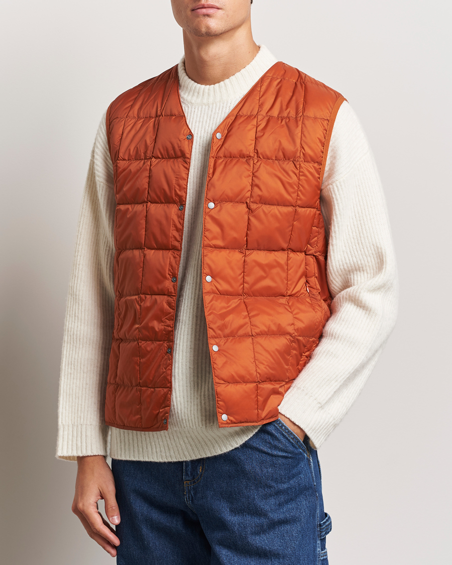 Heren | Herfstjassen | TAION | V-Neck Lightweight Down Vest Brick Orange