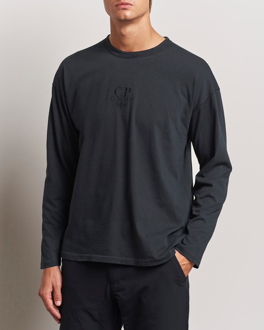 Heren | T-shirts met lange mouwen | C.P. Company | Box Fit Tonal Logo Long Sleeve T-shirt Washed Black