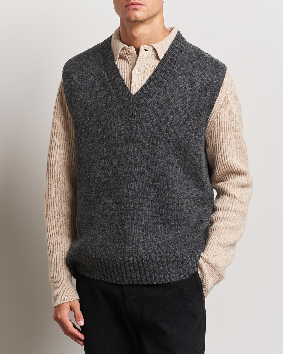 Heren | Truien | A Day\'s March | Wigtown Lambswool V-Neck Vest Charcoal